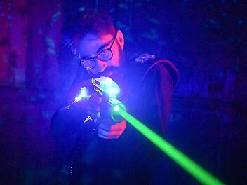 Das Team vom Blog "Frankenfeeling" hat die Lasertag-Arena in Bamberg bei einem Spiel getestet und f&uuml;r absolut Barney-Stinson-tauglich befunden. Foto: Ronald Rinklef