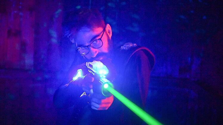 Das Team vom Blog "Frankenfeeling" hat die Lasertag-Arena in Bamberg bei einem Spiel getestet und für absolut Barney-Stinson-tauglich befunden. Foto: Ronald Rinklef