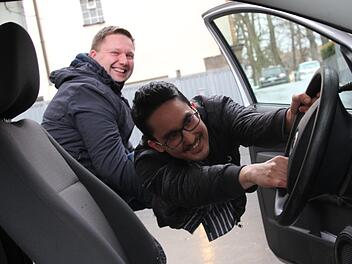 FT-Redakteur Ronald Heck verzichtet ab Aschermittwoch sechs Wochen lang auf seinen Privat-Pkw. Kollege Johannes Höllein hilft ein wenig nach... Der Fränkische Tag will herausfinden, wie gut ein Autoverzicht im Landkreis Forchheim überhaupt funktioniert und ob es etwas bringt. Foto: Ekkehard Roepert