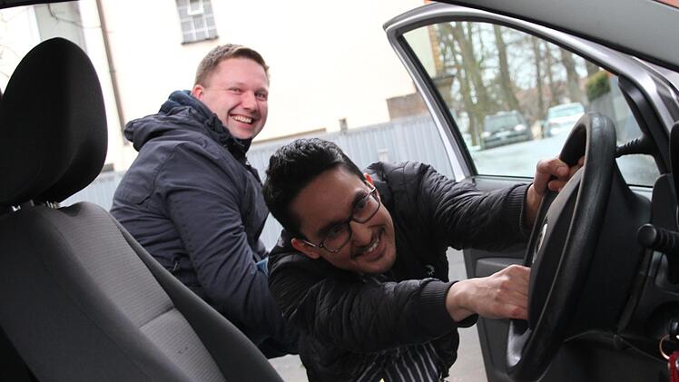 FT-Redakteur Ronald Heck verzichtet ab Aschermittwoch sechs Wochen lang auf seinen Privat-Pkw. Kollege Johannes Höllein hilft ein wenig nach... Der Fränkische Tag will herausfinden, wie gut ein Autoverzicht im Landkreis Forchheim überhaupt funktioniert und ob es etwas bringt. Foto: Ekkehard Roepert
