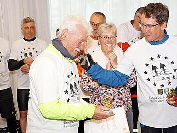 Heiner Seeberger erh&auml;lt von Manfred Bachmayer (r.) eine Urkunde und eine Erinnerung an die Tour. Foto: Ferry