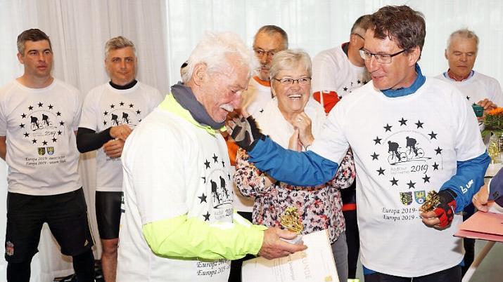 Heiner Seeberger erhält von Manfred Bachmayer (r.) eine Urkunde und eine Erinnerung an die Tour. Foto: Ferry