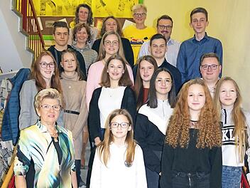 Bürgermeisterin Gabriele Weber (vorne, links) ehrte erfolgreiche Schul- und Ausbildungsabsolventen, Absolventen von NBMB-Leistungsabzeichen sowie erfolgreiche DLRG-Schwimmer und TSV-Tischtennisspieler.