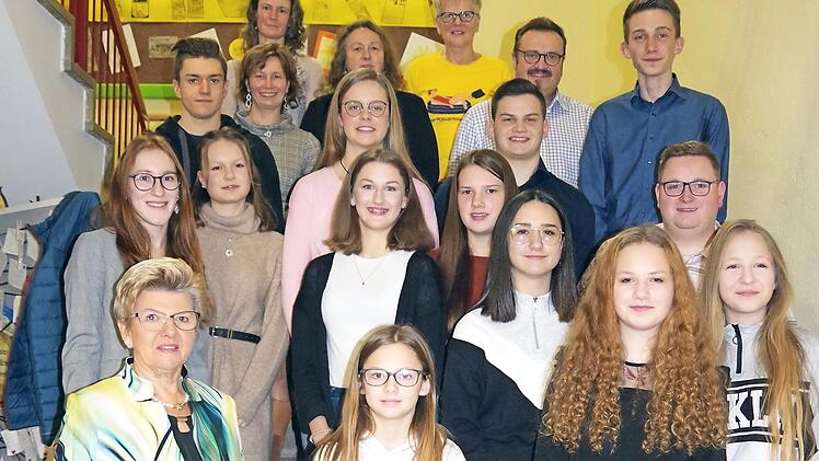 Bürgermeisterin Gabriele Weber (vorne, links) ehrte erfolgreiche Schul- und Ausbildungsabsolventen, Absolventen von NBMB-Leistungsabzeichen sowie erfolgreiche DLRG-Schwimmer und TSV-Tischtennisspieler.