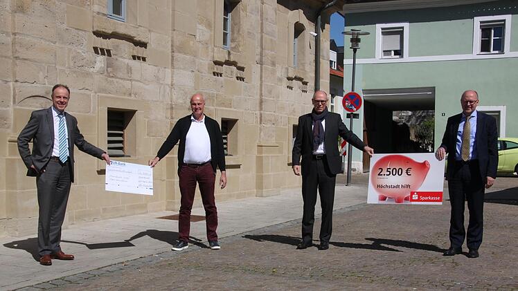 Zusammenrücken trotz Abstandsgebot: VR-Bank-Vorstand Johannes Hofmann, Höchstadts Bürgermeister Gerald Brehm, Bauer-Group-Geschäftsführer Adolf Wedel, und Sparkassen-Chef Johannes von Hebel initiieren die Spendenaktion "Höchstadt hilft". Hendrik Kowalsky