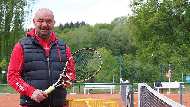 Im Wartestand: Anil Husaric hofft, bald wieder auf der Anlage des TC Rot Wei&szlig; Bad Kissingen unterrichten zu d&uuml;rfen. Foto: J&uuml;rgen Schmitt