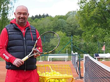 Im Wartestand: Anil Husaric hofft, bald wieder auf der Anlage des TC Rot Weiß Bad Kissingen unterrichten zu dürfen. Foto: Jürgen Schmitt
