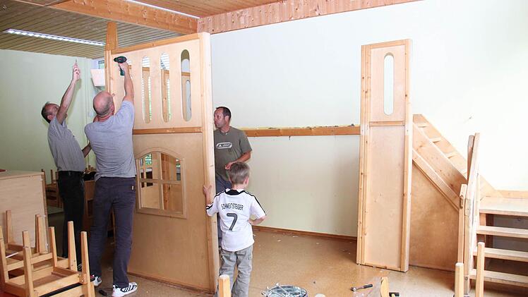 In der Maulwurfgruppe des Action Kindergartens Ebenhausen ist die zweite Spielebene ausgebaut worden (von links): Hans Bauer, Holger Zwirlein, Harry Wolz und "Bauaufsicht" Felix Bauer zerlegten die Holzkonstruktion.  Fotos: Martina Straub