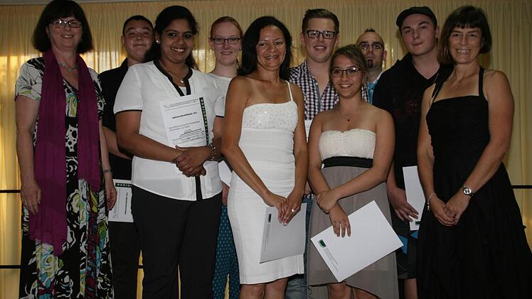 Die staatlich geprüften Sozialbetreuer/ innen und Pflegefachhelfer/ innen mit ihren Zeugnissen Foto: Sylvia Hubele