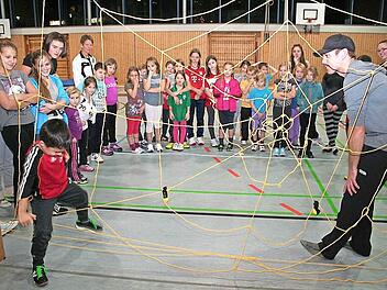 Durch das "Spinnennetz", ohne dass die Glocke bimmelt, war für die Kinder eine Herausforderung. Fotos: Evi Seeger