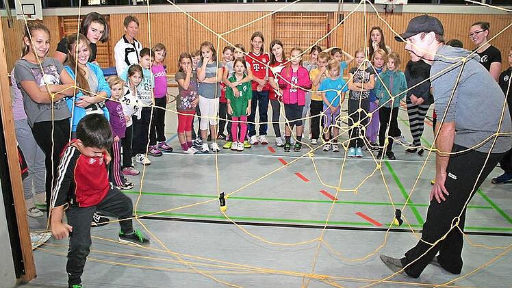 Durch das "Spinnennetz", ohne dass die Glocke bimmelt, war für die Kinder eine Herausforderung. Fotos: Evi Seeger
