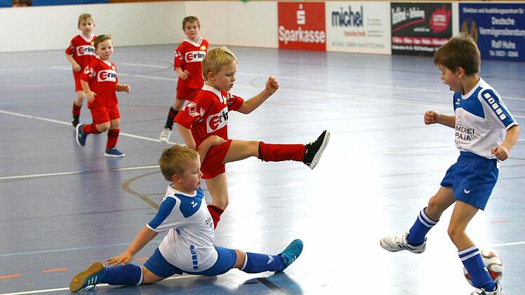 Der Marktleugaster Luca Hahn (am Boden) versucht einen Neuenmarkter am Schuss zu hindern. Foto: Monika Limmer