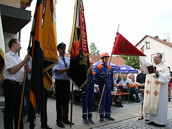 Neben der Dorferneuerungsmaßnahme und dem erweiterten Feuerwehrhaus segnete Pfarrer Thomas Klemm auch den Wimpel, den sich die Jugendfeuerwehr Trossenfut-Tretzendorf-Hummelmarter angeschafft hat. Als Fahnenabordnung fungierten Leonie Hubert und Moritz Roppelt.