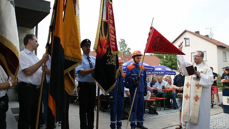 Neben der Dorferneuerungsmaßnahme und dem erweiterten Feuerwehrhaus segnete Pfarrer Thomas Klemm auch den Wimpel, den sich die Jugendfeuerwehr Trossenfut-Tretzendorf-Hummelmarter angeschafft hat. Als Fahnenabordnung fungierten Leonie Hubert und Moritz Roppelt.