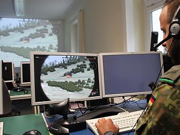 Obergefreiter Daniel Hebner veranschaulicht den Einsatz von Virtual Battlespace im Gefechtssimulationszentrum Heer der Bundeswehr in Wildflecken. Foto: Ulrike Müller