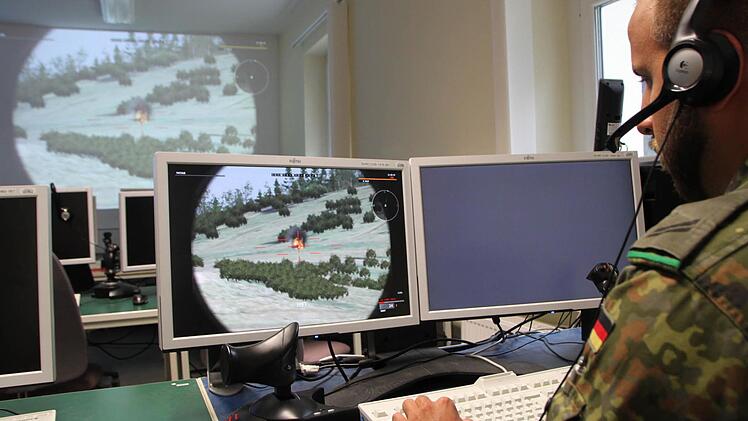Obergefreiter Daniel Hebner veranschaulicht den Einsatz von Virtual Battlespace im Gefechtssimulationszentrum Heer der Bundeswehr in Wildflecken. Foto: Ulrike Müller