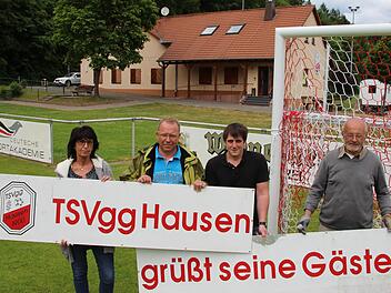 TSV-Vorsitzender Wolfgang Lutz (zweiter von links) beklagt die Erreichbarkeit des Sportplatzes.  Foto: Borst/Archiv