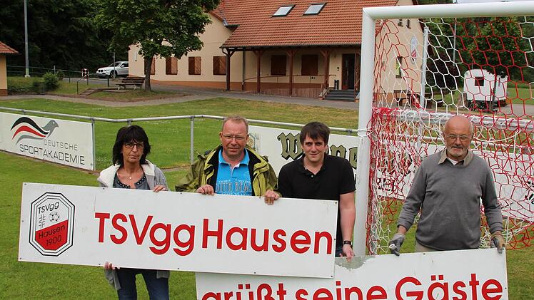TSV-Vorsitzender Wolfgang Lutz (zweiter von links) beklagt die Erreichbarkeit des Sportplatzes.  Foto: Borst/Archiv