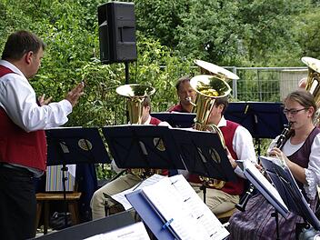 Die Thulbathaler Musikanten unter Dirigent Jürgen Kunkel warteten mit einem vielfältigen Repertoire auf. Foto: Winfried Ehling
