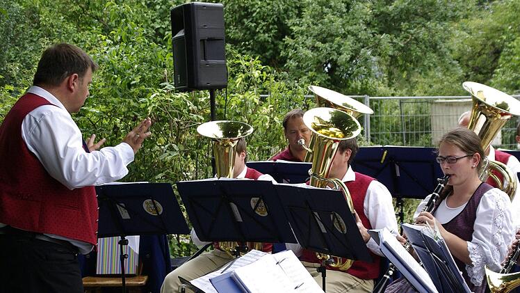 Die Thulbathaler Musikanten unter Dirigent Jürgen Kunkel warteten mit einem vielfältigen Repertoire auf. Foto: Winfried Ehling