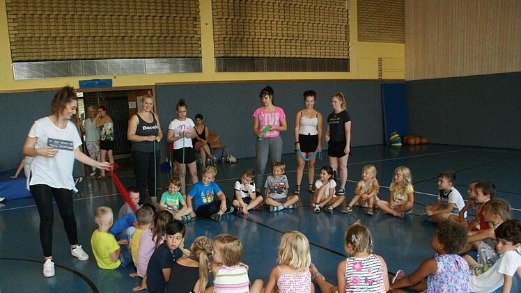 Was sie in zwei Jahren gelernt haben, zeigten die Schülerinnen und Schüler der Berufsfachschule für Kinderpflege bei ihrem Abschlussprojekt, bei dem ihnen die Vorschulkinder des Kindergartens Sankt Josef gerne "behilflich" waren. Fotos: Sabine Weinbeer