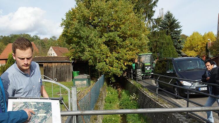 Im Oberlauf ist der Deisselbach durch die Bebauung sehr eingezwängt. Foto: Arkadius Guzy