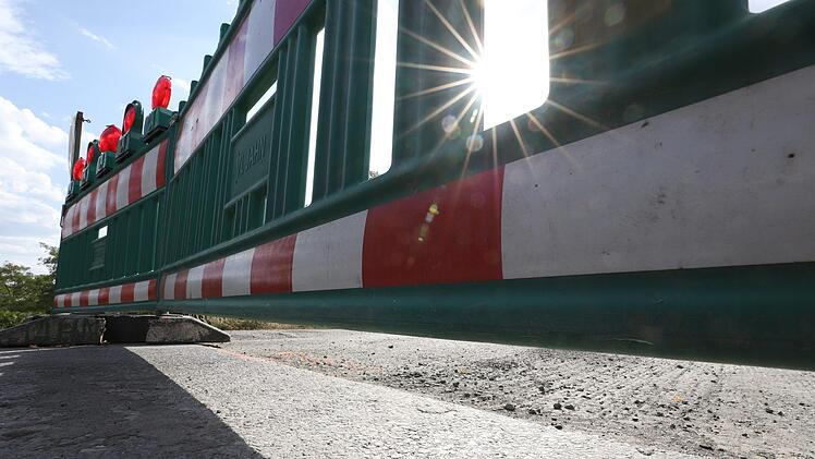 Vier Zentimeter der Asphaltdeckschicht haben die Bauarbeiter bereits abgefräst. Foto: Marian Hamacher