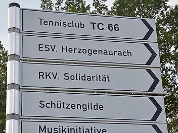 Die Schildertafel weist auf das Vereinszentrum hin.