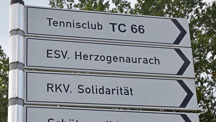 Die Schildertafel weist auf das Vereinszentrum hin.