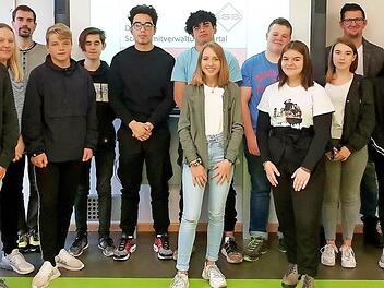 Die Mittelschulen wählten ihre Kreisschülersprecher. Das Bild zeigt die Schülersprecher aller Mittelschulen des Landkreises mit Lehrkräften sowie Schulrätin Kerstin Zapf (Zweite von rechts).  Foto: hs