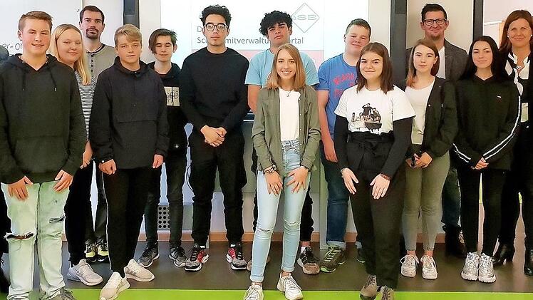 Die Mittelschulen wählten ihre Kreisschülersprecher. Das Bild zeigt die Schülersprecher aller Mittelschulen des Landkreises mit Lehrkräften sowie Schulrätin Kerstin Zapf (Zweite von rechts).  Foto: hs