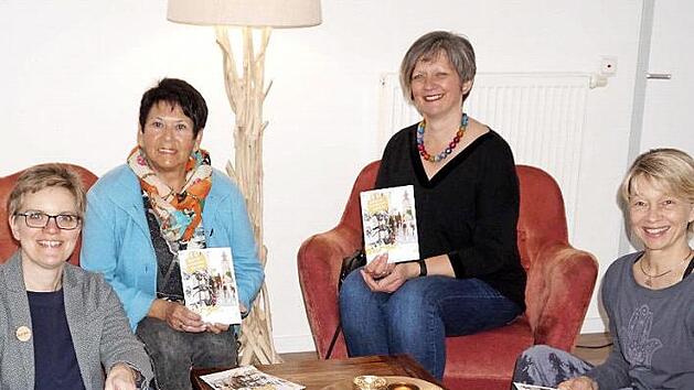 Auf den Rundgängen führen Gästeführerinnen und Innenstadt-Expertinnen Ottilie Sachs und Monika Beck Teilnehmer zu bekannten oder noch unentdeckten Perlen in der Innenstadt. Judith Jochmann und Bettina Geier-Hildel vom Amt für Stadtmarketing und Kultur stellen gemeinsam mit den Stadtführerinnen das Programm vor. Foto: Richard Sänger