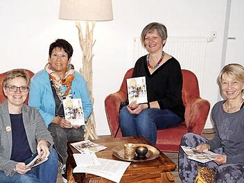 Auf den Rundgängen führen Gästeführerinnen und Innenstadt-Expertinnen Ottilie Sachs und Monika Beck Teilnehmer zu bekannten oder noch unentdeckten Perlen in der Innenstadt. Judith Jochmann und Bettina Geier-Hildel vom Amt für Stadtmarketing und Kultur stellen gemeinsam mit den Stadtführerinnen das Programm vor. Foto: Richard Sänger