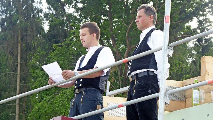 Fabian und Norbert Lipfert beim Richtspruch