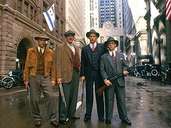 Eine kleine Gruppe von Ermittlern stellt sich der Herausforderung, keinen Geringeren als Gangsterboss Al Capone dingfest zu machen. Von links: George Stone (Andy Garcia), Jim Malone (Sean Connery), Eliot Ness (Kevin Costner) und Oscar Wallace (Charles Martin Smith).