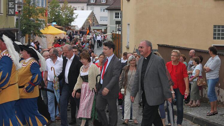 Dem Festzelt entgegen. Foto: Michael Schulbert