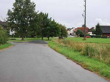 An einem sehr stark und meist auch sehr schnell befahrenen Abschnitt müssen die Skaterbahnnutzer die Straße queren. Es gäbe sicherlich bessere Standorte in Kersbach.  Fotos: Gerhard Hoch