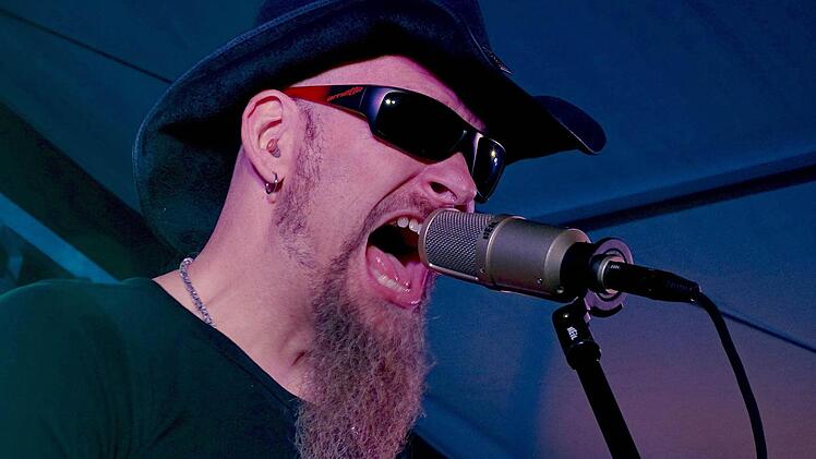 Stetson, Sonnenbrille, Bart - Dudley Taft rockte am Samstag das Schmölzer Zelt