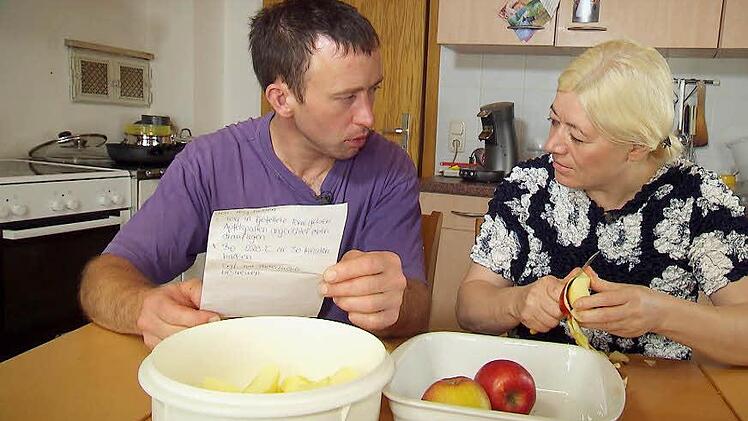 Rainer und Heike backen einen Apfelkuchen. Foto: RTL "Alle Infos zu "Bauer sucht Frau" im Special bei RTL.de: www.rtl.de/cms/sendungen/bauer-sucht-frau.html