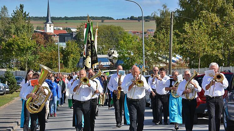 Im Festzug waren die Gäste von der Stephanuskapelle zum neuen Bauhof gezogen. Die musikalische Gestaltung hatten die Wülfershäuser Oldies übernommen. Foto: Friedrich