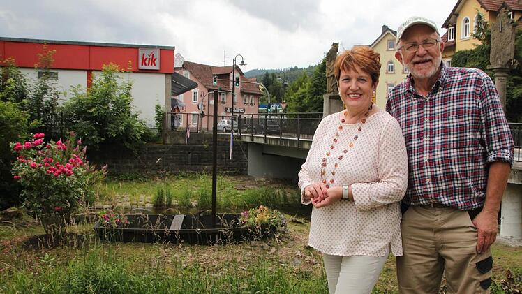 Bürgermeisterin Brigitte Meyerdierks (rechts) freut sich über das Engagement der Bürger. So hat beispielsweise Hubert Töpfer das kleine Boot aus der Partnerstadt Ancenis neu bepflanzt. Foto: Ulrike Müller