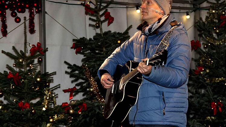 Durch das zweite T&uuml;rla beim Lebendigen Adventskalender trat mit Stephen Janetzko einer der bekanntesten und erfolgreichsten Kinderliedermacher.