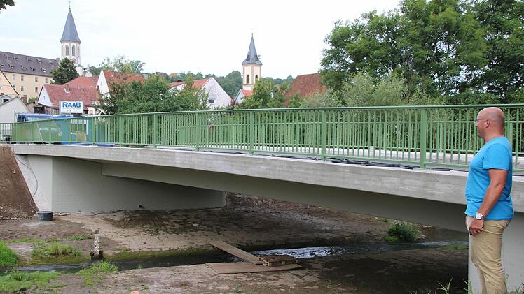 Schneller als geplant sind die Arbeiten an der Ludwigbrücke in Poppenlauer Anfang August abgeschlossen worden. Seit April war die Ludwigstraße komplett gesperrt. Fördermittel hat es allerdings dafür nicht gegeben, der Markt Maßbach musste die 314 000 Euro allein bezahlen. 2017 wird die Straße erneut gesperrt. Dann wird ein Teil der Ludwigstraße und ein Dorfplatz hergerichtet. Dafür gibt es dann auch Fördermittel. Bauamtsleiter Frank Mauer vor der hergerichteten Ludwigsbrücke Anfang August.  F...