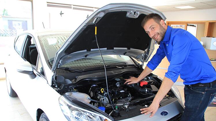 Christian Steiner, Inhaber von Ford-Dresel in Höchstadt, hat es mit Kunden zu tun, die derzeit noch abwarten, ehe sie sich ein neues Auto kaufen. Foto: Andreas Dorsch