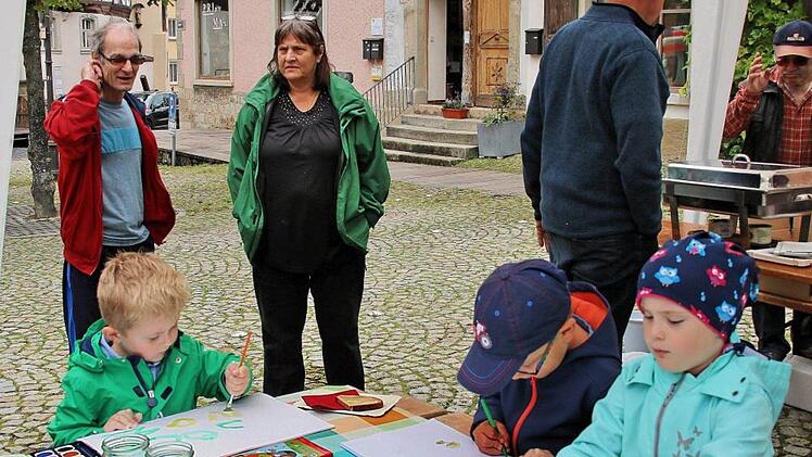 Am Stand des Imkervereins Münnerstadt durften Buben und Mädchen Bilder malen, die mindestens eine Biene zeigen sollten. Dafür gab es Preise zu gewinnen. Und mit Honigbroten wurden sie auch versorgt. Foto: Dieter Britz