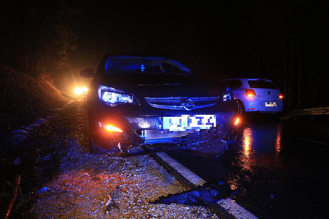 Vorsätzlich angesägt: 18 Meter Stamm liegt plötzlich auf der Straße