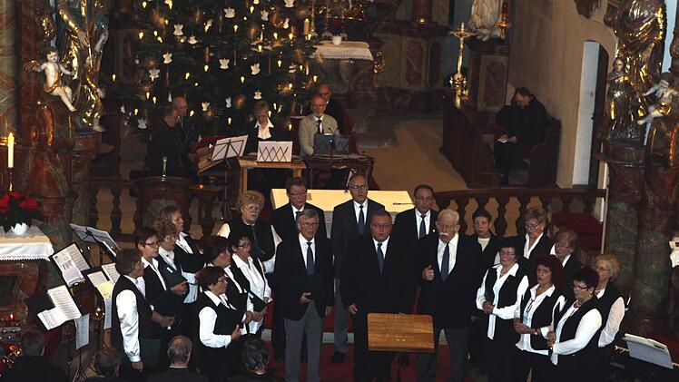 Auch in diesem Jahr hat der Volkschor Kronach zu einem weihnachtlichen Singen in die Klosterkirche eingeladen. Unter der Leitung der neuen Dirigentin Sabine Hempfling hatte man ein umfangreiches Programm dargeboten. Michael Wunder