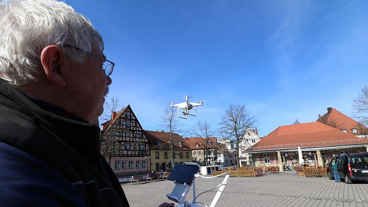Henry Freisinger bei der Drohnenbefliegung des Paradeplatzes.  Foto: Andreas Oswald