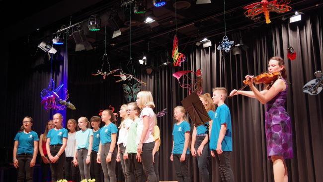 Der Unterstufenchor pr&auml;sentierte Herzschmerz-Lieder, teilweise verst&auml;rkt von Agnes Kauffer auf der Geige. Foto: Heike Sch&uuml;lein