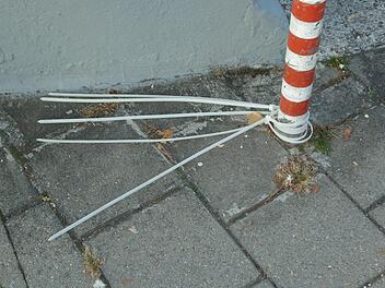Auch wenn die Plakate schon weg sind, oft bleibt das Befestigungsmaterial zurück.  Foto: privat